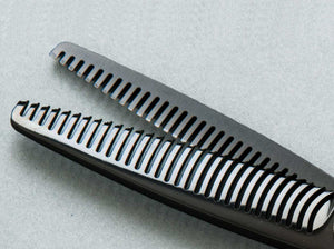 Mirage Orca Black 30 Teeth Thinner from Pro Sharp Edges. This a great thinner for any professional hairstylist. Close-up view of teeth